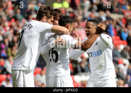 Swansea City Kyle Naughton (Mitte) feiert Tor seiner Mannschaft zweite des Spiels während der Premier-League-Spiel im Stadion des Lichts, Sunderland. Stockfoto