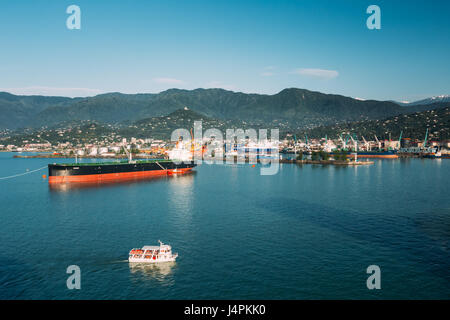 Batumi, Adscharien, Georgia - 25. Mai 2016: Luftaufnahme des Port Dock am sonnigen Abend bei Sonnenuntergang oder Sonnenaufgangszeit. Sonnige Landschaft mit kleinen Sportboot Stockfoto