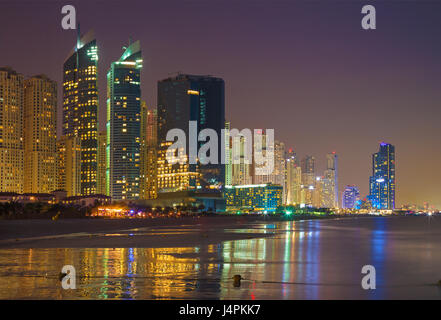 Dubai - die nächtlichen Marina Towers vom Strand entfernt. Stockfoto