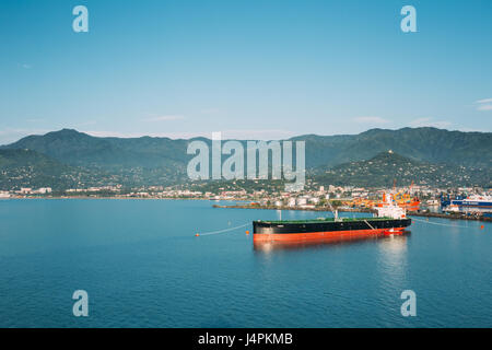 Batumi, Adscharien, Georgia - 25. Mai 2016: Luftaufnahme des Port Dock am sonnigen Abend bei Sonnenuntergang oder Sonnenaufgangszeit. Sonnige Landschaft von lokaler Port mit Ankern Stockfoto