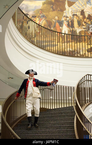 Revolutionärer Krieg-Re-Enactor steigt die Treppe Zentrum des Museum of the American Revolution, in Philadelphia, PA. Stockfoto