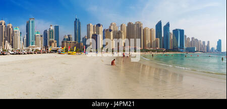 DUBAI, Vereinigte Arabische Emirate - 28. März 2017: The Marina erhebt sich vom Strand entfernt. Stockfoto