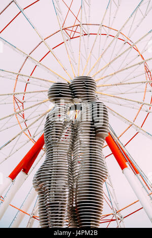 Batumi, Adscharien, Georgia - 22. Mai 2016: Eine bewegliche Metall-Skulptur am Riesenrad Hintergrund. Georgischen Bildhauer Tamara Kvesitadze im Jahr 2007 mit dem Titel Mann ein Stockfoto