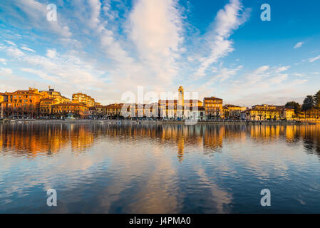 Sesto Calende, Lago Maggiore, Fluss Ticino, Italien. Wunderschönen Sonnenaufgang auf der Promenade von Sesto Calende entlang des Flusses Ticino Stockfoto