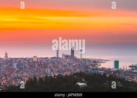 Batumi, Adscharien, Georgia - 27. Mai 2016: Luftaufnahme des urbanen Stadtbild bei Sonnenuntergang. Schwarzen Meer technologische Universität, Radisson Blu Hotel, wohnen Stockfoto