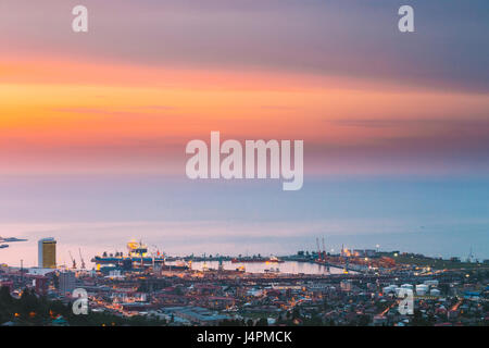 Batumi, Adscharien, Georgia - 27. Mai 2016: Luftaufnahme des urbanen Stadtbild bei Sonnenuntergang. Schwarzes Meer und Hafen Stockfoto