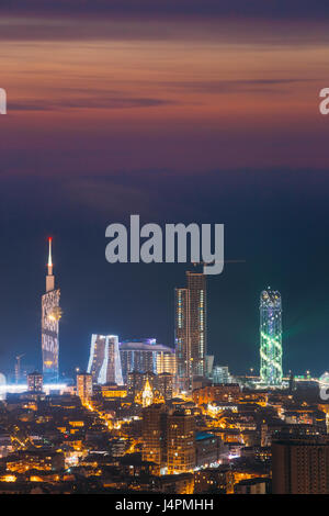 Batumi, Adscharien, Georgia - 27. Mai 2016: Luftaufnahme des urbanen Stadtbild bei Sonnenuntergang. Schwarzen Meer technologische Universität, Radisson Blu Hotel, wohnen Stockfoto