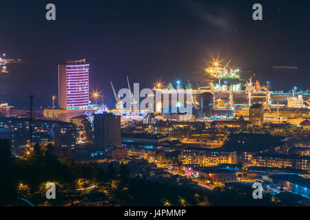 Batumi, Adscharien, Georgia - 27. Mai 2016: Luftaufnahme des urbanen Stadtbild am Abend oder Nacht. Verwaltungsgebäude der Port und Port. Stockfoto