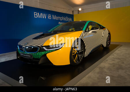 New York, NY USA - 5. Mai 2017: BMW i8 gemalt von Memphis Gruppe MemphisStyle auf dem Display auf der Frieze Art fair New York von der Deutschen Bank auf Randalls Island in New York vorgestellt Stockfoto