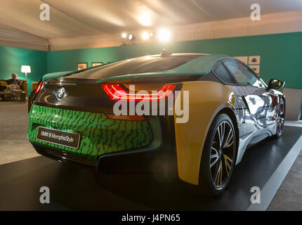 New York, NY USA - 5. Mai 2017: BMW i8 gemalt von Memphis Gruppe MemphisStyle auf dem Display auf der Frieze Art fair New York von der Deutschen Bank auf Randalls Island in New York vorgestellt Stockfoto