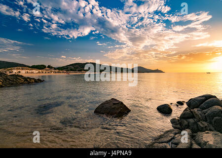 Sonnenaufgang am Strand von Chia, Insel Sardinien, Italien. Stockfoto