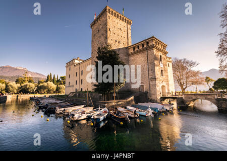 Riva del Garda, Italien - 6. Januar 2016: Blick auf die Burg Scaligero, Wahrzeichen des Gardasees, Italien. Stockfoto