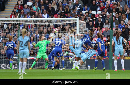 Manchester Citys Lucy Bronze (3. von rechts) punktet seiner Seite das erste Tor des Spiels während der SSE Frauen FA Cup-Finale im Wembley Stadium, London. Stockfoto