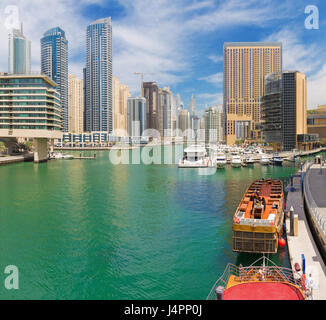 DUBAI, Vereinigte Arabische Emirate - 22. März 2017: The Marina und Yachten. Stockfoto