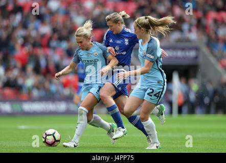 Birmingham City Ellen White (Mitte) kämpfen um den Ball gegen Manchester City Keira Walsh (rechts) und Izzy Christiansen während der SSE Frauen FA Cup-Finale im Wembley Stadium, London. Stockfoto