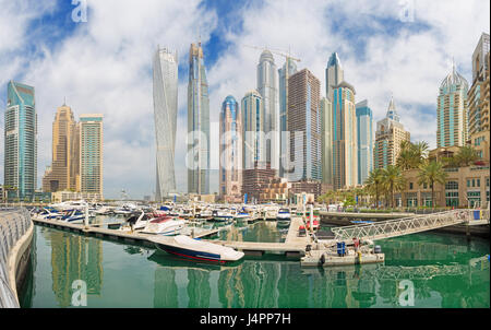DUBAI, Vereinigte Arabische Emirate - 22. März 2017: The Marina und Yachten. Stockfoto