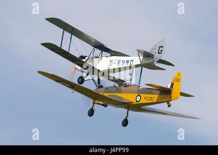 1937 Miles Magister fliegen neben einer 1928 DH60X Motte Stockfoto