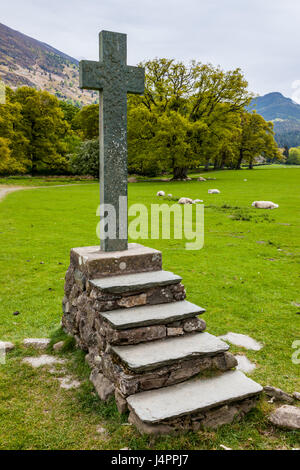 Kreuz vor St Bega-Kirche auf dem Gelände des Mirehouse, in der Nähe von Keswick, Lake District, Cumbria Stockfoto