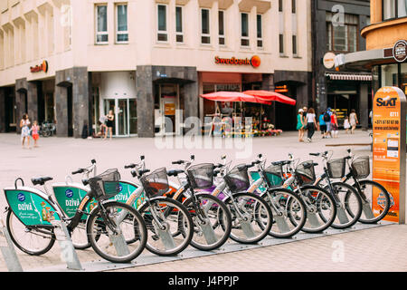 Riga, Lettland - 2. Juli 2016: Reihe von bunten Fahrräder zur Miete an städtischen Fahrrad-Parken In Kalku Street, beliebter Schauplatz der Altstadt am Sommertag. Stockfoto