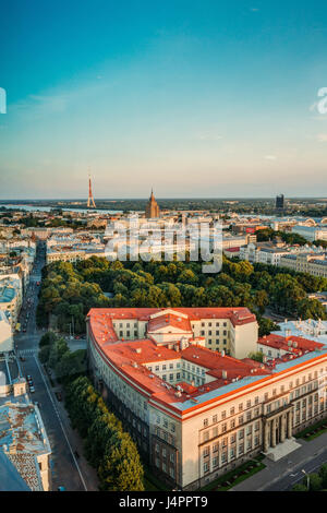 Riga, Lettland - 2. Juli 2016: Riga Stadtbild. Draufsicht der Gebäude des Justizministeriums, der oberste Gerichtshof Ministerkabinett In Sommerabend. Luftbild Stockfoto