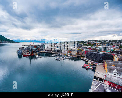 Ansicht des Jachthafens in Tromsø, Nordnorwegen. Tromso gilt als die nördlichste Stadt der Welt mit einer Bevölkerung über 50.000. Stockfoto