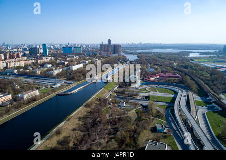 Kanal, benannt nach Moskau, Russland. Blick auf einen Autobahn-Knotenpunkt. Stockfoto