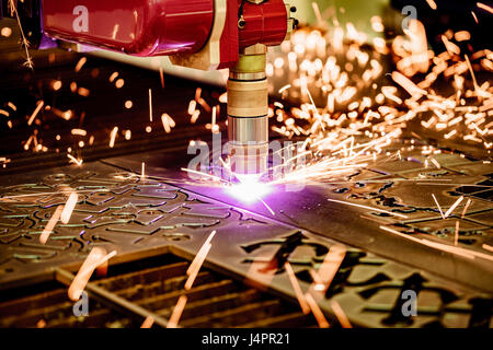 CNC-Laser-Plasma-Schneiden von Metall, moderne Industrietechnik. . Kleine Schärfentiefe. Warnung - authentische Aufnahmen unter schwierigen Bedingungen. Eine beleuchtete Stockfoto