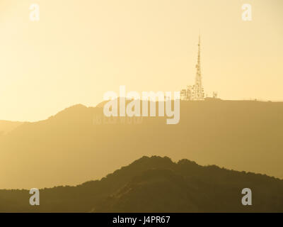 Los Angeles, USA - 24. Mai 2010: Hollywood-Schild auf Hügel bei Sonnenaufgang mit weichen goldenen Licht vom Griffith Observatory Stockfoto
