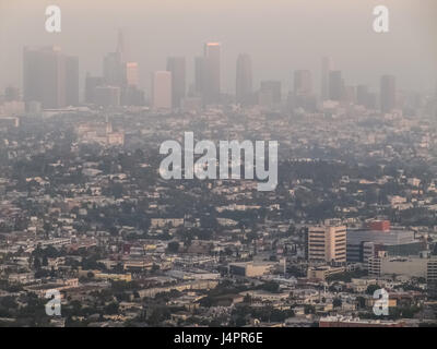 Los Angeles, USA - 24. Mai 2010: Stadtbild oder Skyline der Stadt LA mit Smog bei Sonnenaufgang oder Sonnenuntergang Stockfoto