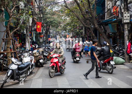 HANOI, VIETNAM - 2. März 2017: Unbekannte Leute auf der Straße von Hanoi, Vietnam. Im Hanoi haben Motorräder Fahrräder als die wichtigste Form der überholt. Stockfoto