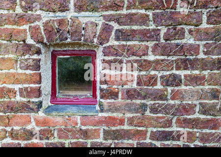 Ein Fenster in einem Nebengebäude am Mirehouse, in der Nähe von Keswick, Lake District, Cumbria Stockfoto