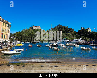 PORTOFINO, Italien - 29. April 2017: Unindentified Menschen in Portofino, Italien. Portofino ist einer der beliebtesten Ferienorte an der italienischen Riviera Stockfoto