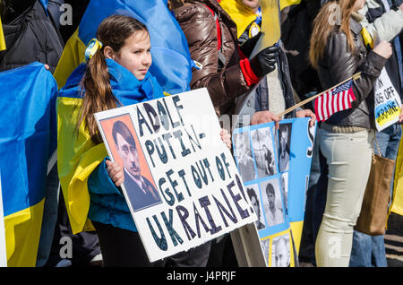 Washington DC, USA - 6. März 2014: Junges Mädchen mit Schild von Vladimir Putin und Russland während der ukrainischen Protest von White House Stockfoto