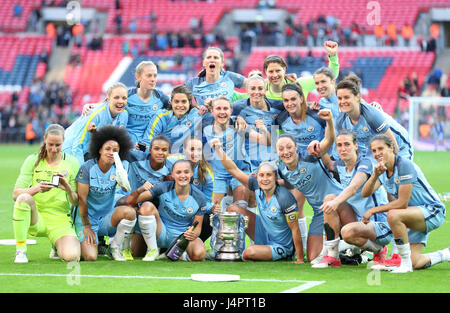 Manchester City Frauen feiern, während die SSE Frauen FA Cup-Finale im Wembley Stadium, London die SSE Frauen FA Pokal zu gewinnen. Stockfoto