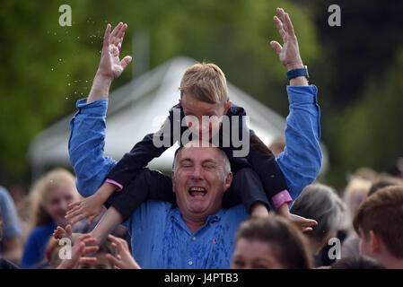 Ein Mann und ein Kind sind betroffen von einem Wasserballon, ausgelöst durch die königliche Familie während einer Tee-Party im Buckingham-Palast für die Kinder der Streitkräfte Männer und Frauen, die für ihr Land gestorben. Stockfoto