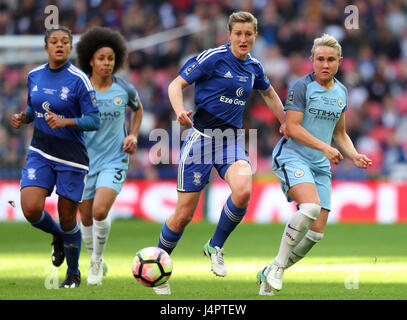 Birmingham City Ellen White (Mitte) kämpfen um den Ball gegen Manchester City Izzy Christiansen (rechts) während der SSE Frauen FA Cup-Finale im Wembley Stadium, London. PRESSEVERBAND Foto. Bild Datum: Samstag, 13. Mai 2017. Vgl. PA Geschichte Fußball Frauen. Bildnachweis sollte lauten: Adam Davy/PA Wire. NUR ZUR REDAKTIONELLEN VERWENDUNG. Keine Verwendung mit nicht autorisierten Audio, Video, Daten, Spielpläne, Verbandsliga/Logos oder "live"-Dienste. Im Spiel Onlinenutzung beschränkt auf 45 Bilder, keine video Emulation. Keine Verwendung in Wetten, Spiele oder Vereinsspieler/Liga/Einzelpublikationen Stockfoto