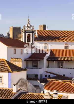 Architektur in Obidos, Portugal, mit dem Turm der Peterskirche. Stockfoto