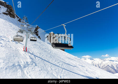 Landschaft-Draufsicht auf Winterberge mit Ski Aufzüge vom Skigebiet Gorky-Gorod Stockfoto