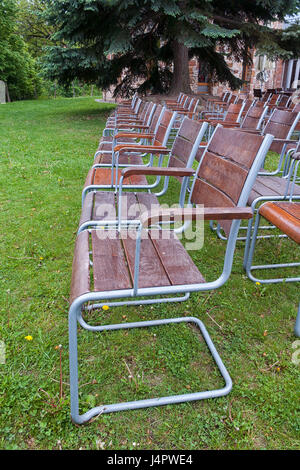 leer, hölzerne Stühle Metall von einem Freilufttheater Garten Stockfoto
