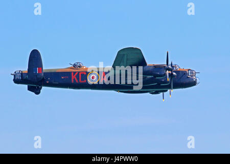 Die Schlacht um England Memorial Flight Avro Lancaster Flugzeug im Flug, WW2 Bomber in der Luft Eastbourne, Großbritannien Stockfoto