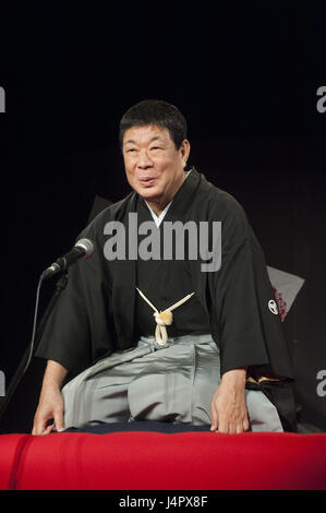 Yanagiaya Sankyo Rakugo Performer präsentiert die traditionelle Storytelling-Leistung auf der Event-Organisation durch Japan Foundation am 13. November 2012 in Buda Stockfoto