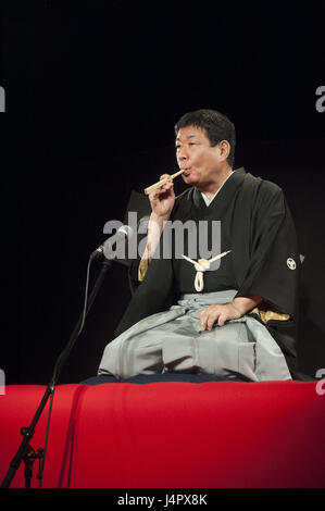 Yanagiaya Sankyo Rakugo Performer präsentiert die traditionelle Storytelling-Leistung auf der Event-Organisation durch Japan Foundation am 13. November 2012 in Buda Stockfoto