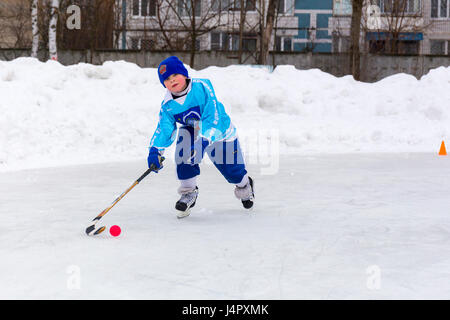 Russland, KOROLEV-18. Februar 2017: Junge Eishockeyspieler haben ein Warm up Training vor dem Spiel auf Bandy Turnier in Korolev, Russland Stockfoto