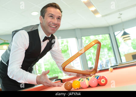 Mann, Billard spielen Stockfoto