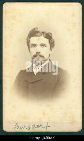 Dieses Carte-de-Visite-Foto (CDV) zeigt William Focke aus Burgdorf, wahrscheinlich im späten 19. Jahrhundert. CDVs waren beliebte Fotoformate der Zeit, und dieses Bild fängt das Porträt von Focke ein und bietet einen Einblick in die Porträtfotografie des 19. Jahrhunderts. Stockfoto