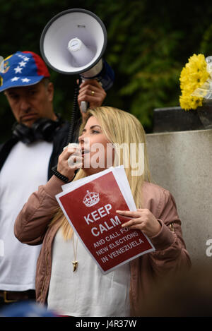 Ein Protest fand im Belgrave Square gegen das Vorgehen der Regierung in Venezuela die über 40 Demonstranten getötet gesehen hat Stockfoto