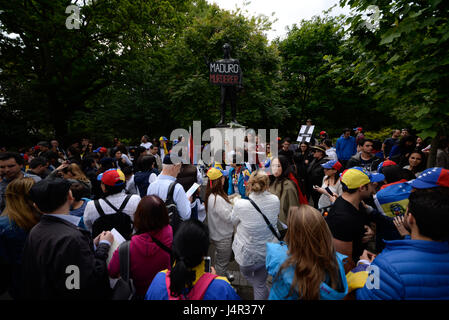 Ein Protest fand im Belgrave Square gegen das Vorgehen der Regierung in Venezuela die über 40 Demonstranten getötet gesehen hat Stockfoto