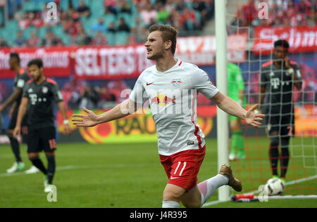 Leipzig, Deutschland. 13. Mai 2017. Leipzigs Timo Werner feiert sein Tor 4:2 in der deutschen Bundesliga-Fußballspiel zwischen RB Leipzig und FC Bayern München in der Red Bull Arena in Leipzig, Deutschland, 13. Mai 2017. (EMBARGO Bedingungen - Achtung: aufgrund der Akkreditierungsrichtlinien die DFL nur erlaubt die Veröffentlichung und Nutzung von bis zu 15 Bilder pro Spiel im Internet und in Online-Medien während des Spiels.) Foto: Hendrik Schmidt/Dpa-Zentralbild/Dpa/Alamy Live News Stockfoto