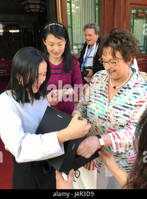 Peking, China. 13. Mai 2017. Bundesminister für wirtschaftliche Angelegenheiten Brigitte Zypries (R, SPD) spricht, der Gründer der chinesischen Inbetriebnahme Mobike für Bikesharing, Hu Weiwei (l) in Peking, China, 13. Mai 2017. Zypries trafen sich morgen mit jungen Unternehmern vor dem "Silk Road-Gipfel". Während des Gipfels für die Entwicklung von eine "neue Seidenstraße" in Peking will der Minister für wirtschaftliche Angelegenheiten Brigitte Zypries (SPD) kostenlos Handels und des fairen Wettbewerbs Kampagne. Foto: Andreas Landwehr, Dpa/Alamy Live-Nachrichten Stockfoto