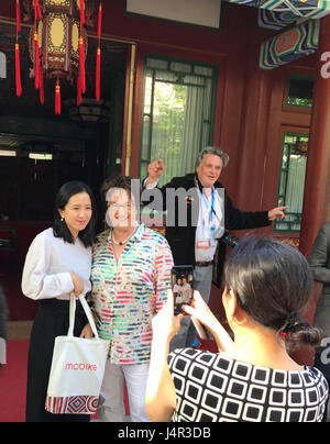 Peking, China. 13. Mai 2017. Bundesminister für wirtschaftliche Angelegenheiten Brigitte Zypries (c, SPD) spricht, der Gründer der chinesischen Inbetriebnahme Mobike für Bikesharing, Hu Weiwei (l) in Peking, China, 13. Mai 2017. Zypries trafen sich morgen mit jungen Unternehmern vor dem "Silk Road-Gipfel". Während des Gipfels für die Entwicklung von eine "neue Seidenstraße" in Peking will der Minister für wirtschaftliche Angelegenheiten Brigitte Zypries (SPD) kostenlos Handels und des fairen Wettbewerbs Kampagne. Foto: Andreas Landwehr, Dpa/Alamy Live-Nachrichten Stockfoto